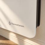 Gros plan du logo ThermoCeram et de la finition du radiateur Molia blanc dans un intérieur lumineux